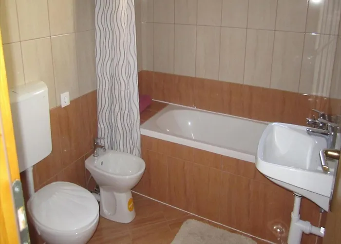 House Andro Nyaraló